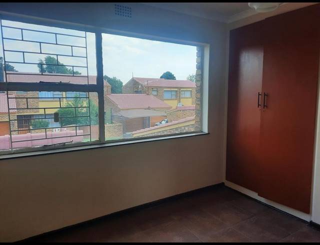 3 BEDROOM TOWNHOUSE FOR SALE IN VANDERBIJLPARK CE 3